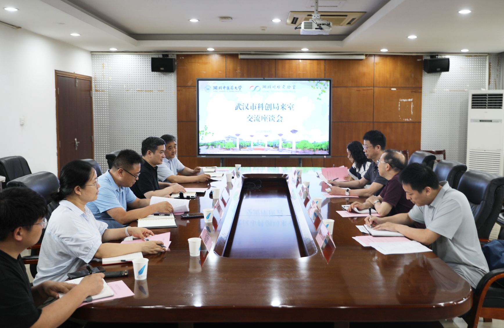 武汉市纪委驻市科创局纪检组组长赵新望一行来湖北时珍实验室调研座谈